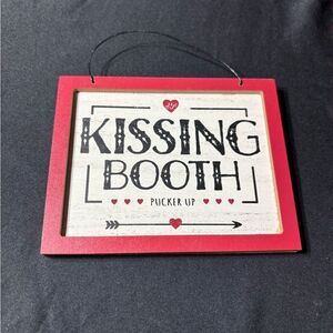 ❤️🥰❤️ NEW  Valentine’s Day Kissing Booth Sign 4” x 5” NWT
